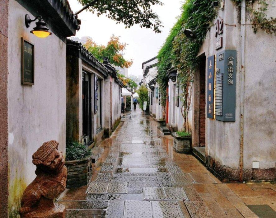 现在的我 生活像演戏 不知该何去何从怎么回复？游戏画面